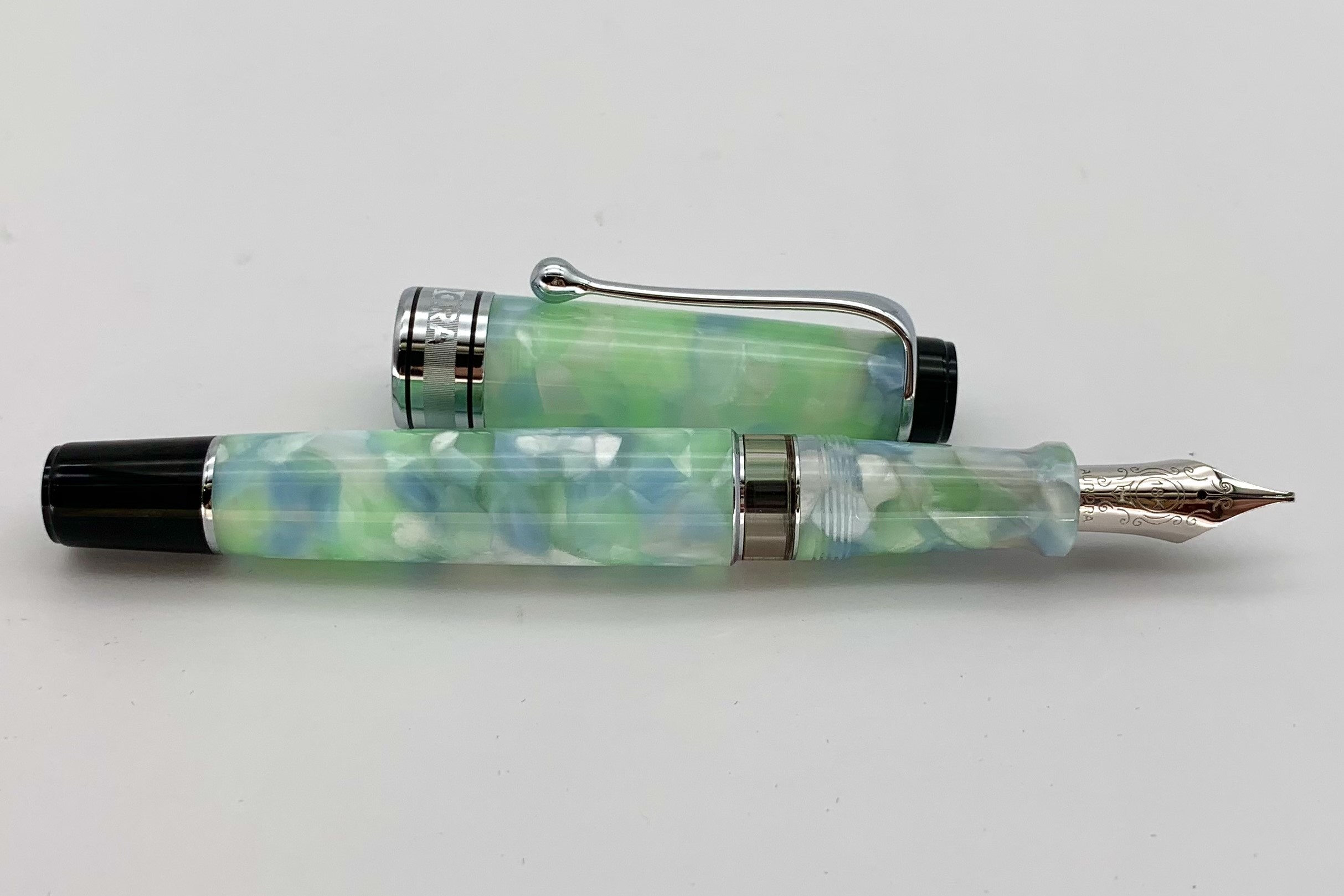 AuroraLimitedEditionOptimaCaleidoscopioLuceVerdeFountainPen_I